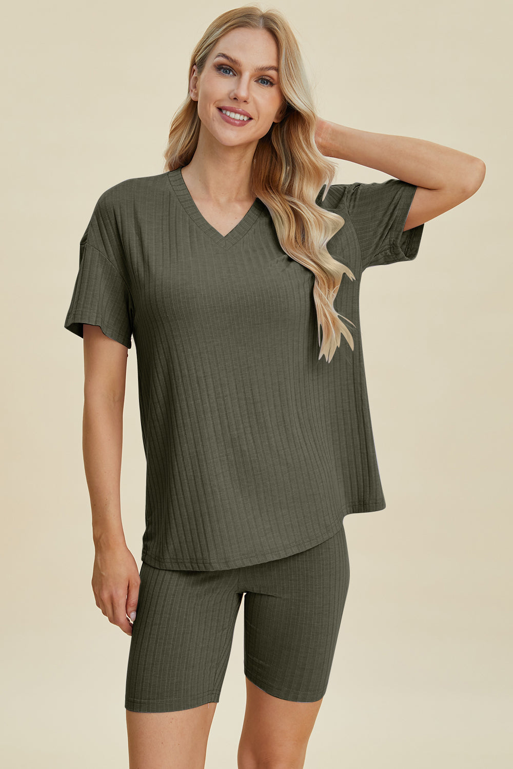 Heidi-Mode | Basic Bae Vollgröße Geripptes V-Ausschnitt Kurzarm Oberteil und Shorts Set