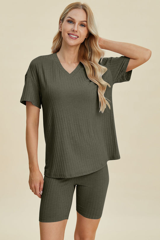 Heidi-Mode | Basic Bae Vollgröße Geripptes V-Ausschnitt Kurzarm Oberteil und Shorts Set