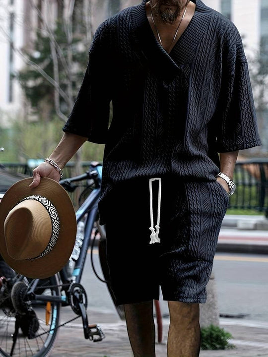 mit V-Ausschnitt und passender Shorts - Johann