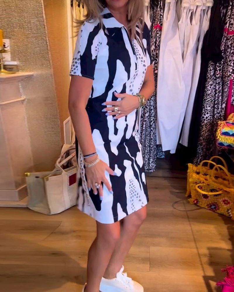 Elin-Kleid mit kurzen Ärmeln und Kragenaufdruck