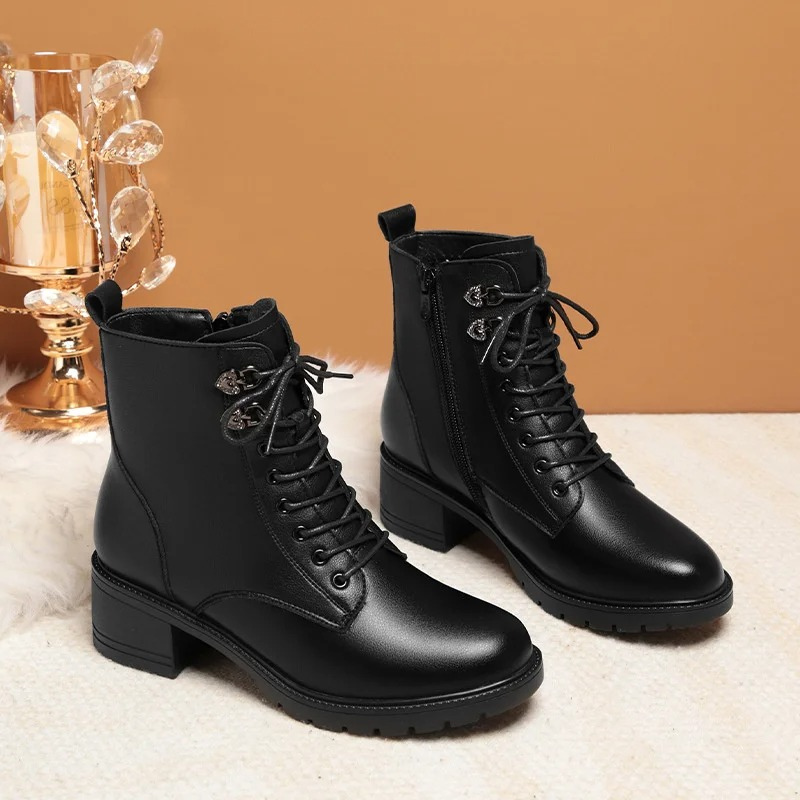 Heidi-Mode | Damenstiefel mit Schnalle und Nieten Design Stabiler Absatz