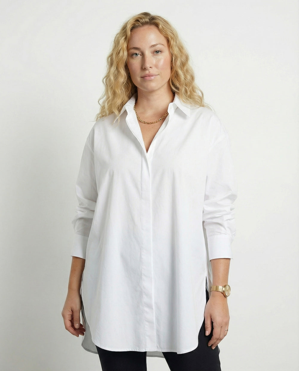 Stylisches Oversize-Shirt mit hochgekrempelten Ärmeln