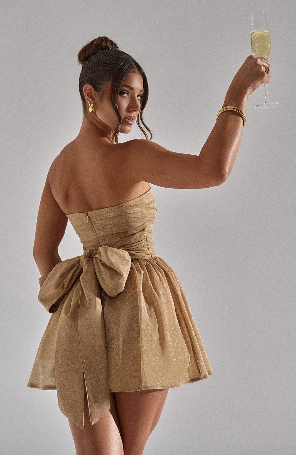 Trendiges goldkleid mit glitzer