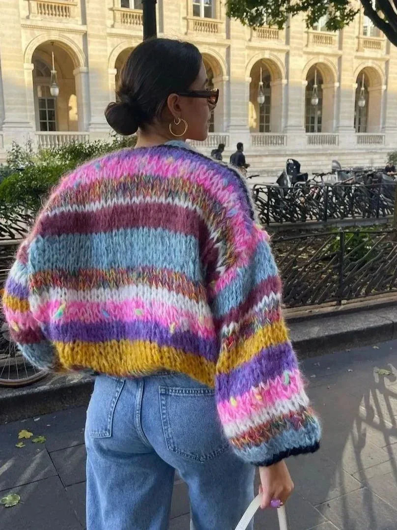 Heidi-Mode | Karierter Cardigan mit Regenbogenstreifen