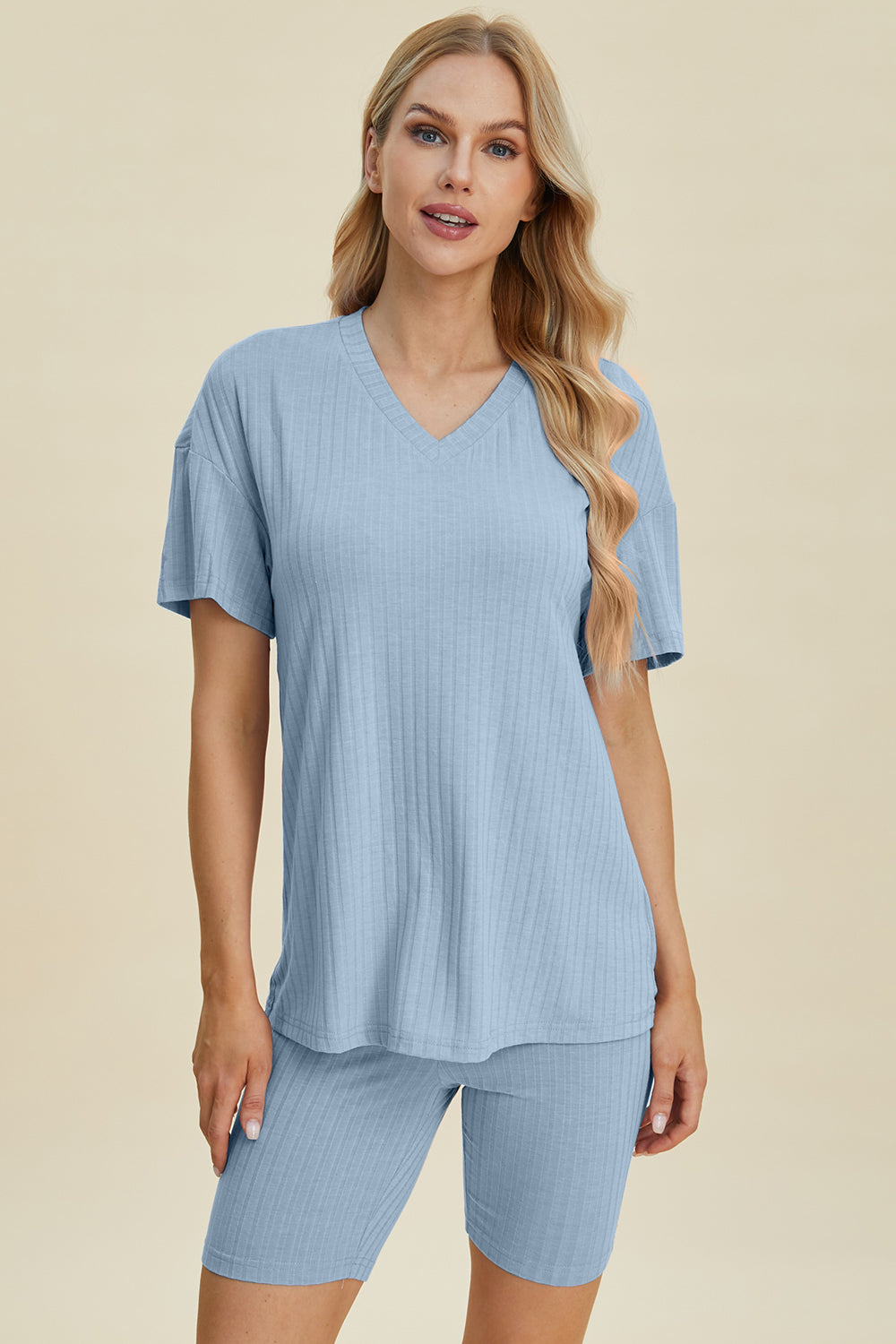 Heidi-Mode | Basic Bae Vollgröße Geripptes V-Ausschnitt Kurzarm Oberteil und Shorts Set