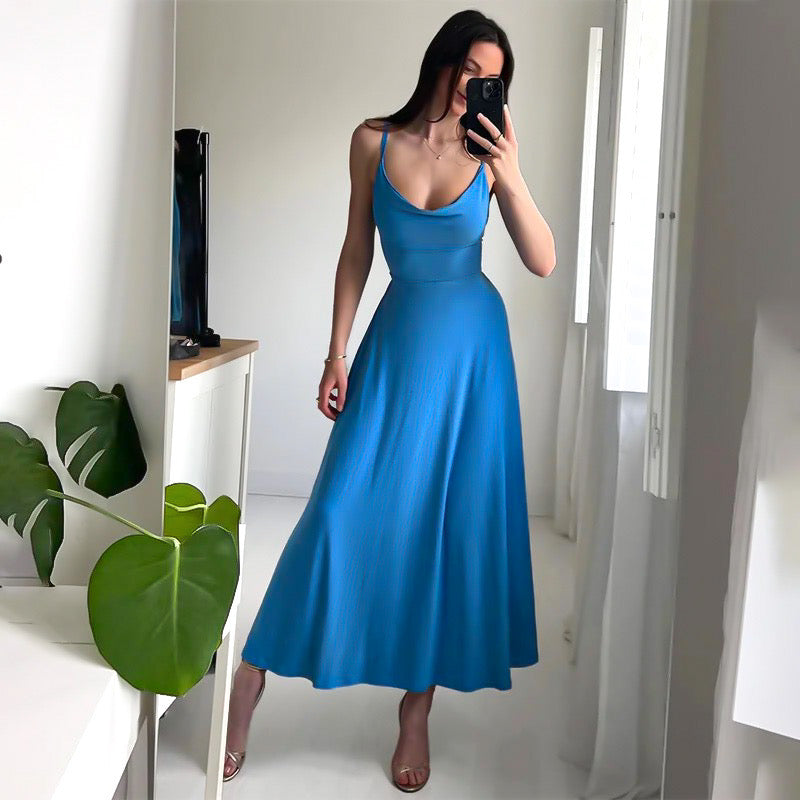 Taillierter Maxikleid mit dünnen Trägern