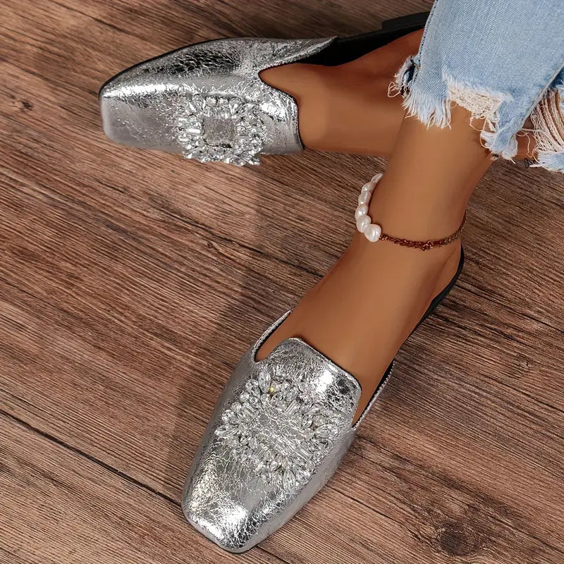 Heidi-Mode | Flache Slipper mit Dekorationsdetails aus Strass und Quadratischen Zehenkappen