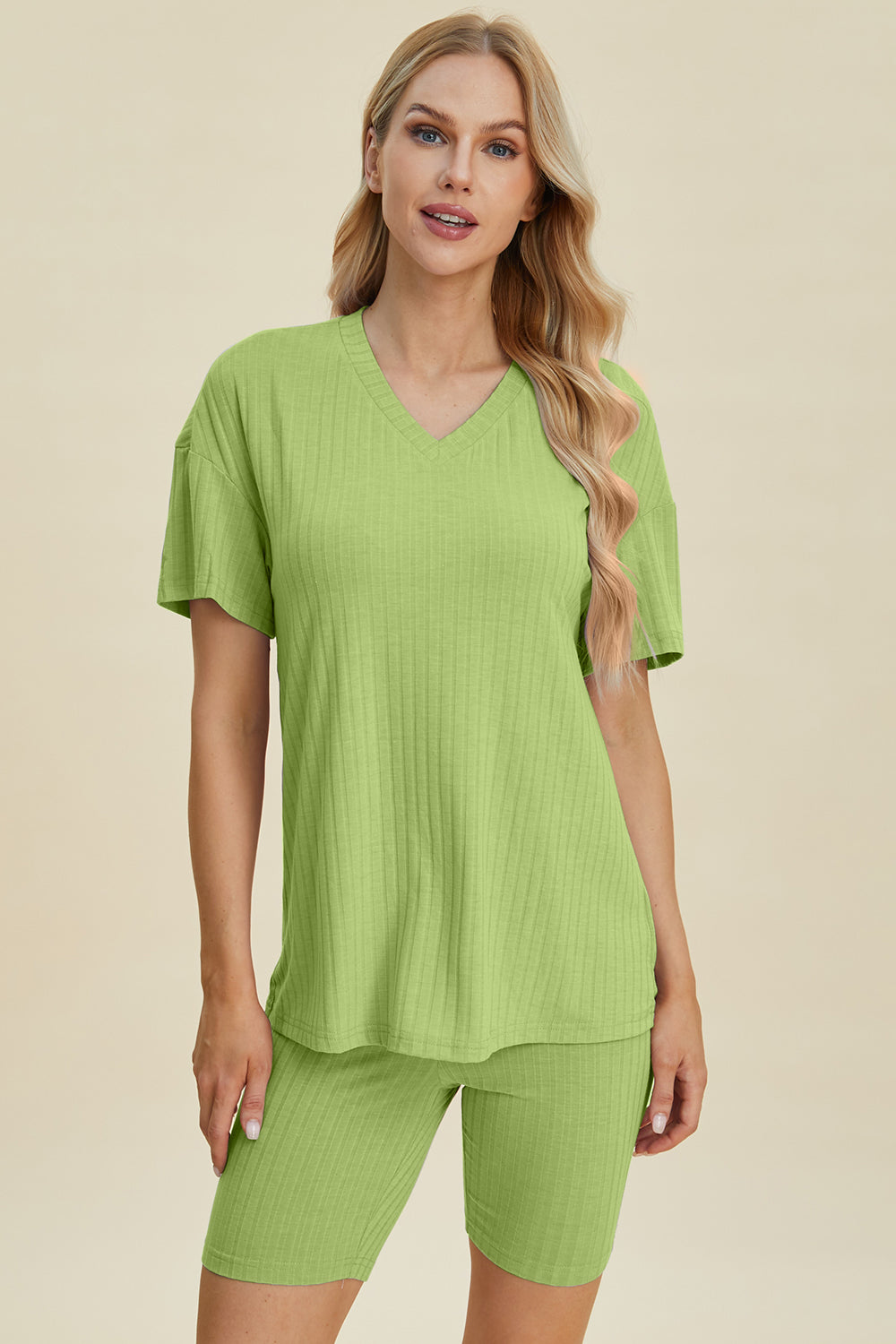 Heidi-Mode | Basic Bae Vollgröße Geripptes V-Ausschnitt Kurzarm Oberteil und Shorts Set
