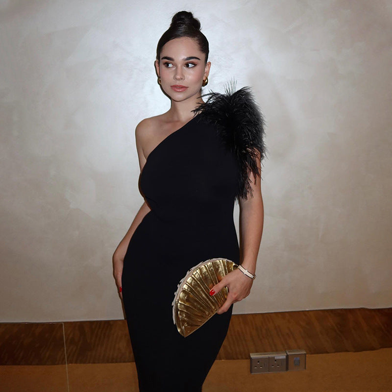 Elegantes Fellkleid mit Bardot-Ausschnitt
