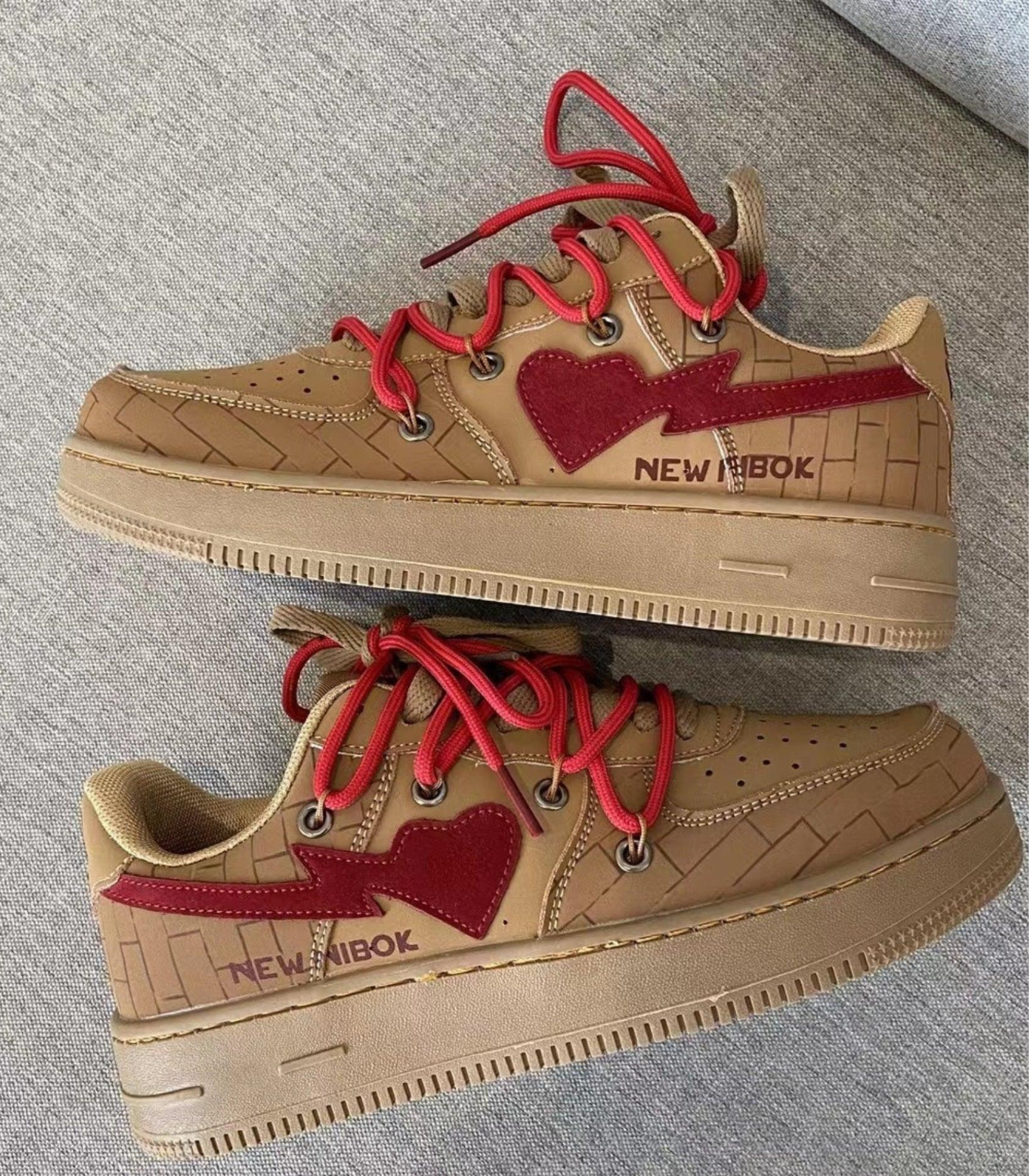 Heidi-Mode - vulkanisierte Schuhe mit Herzdesign