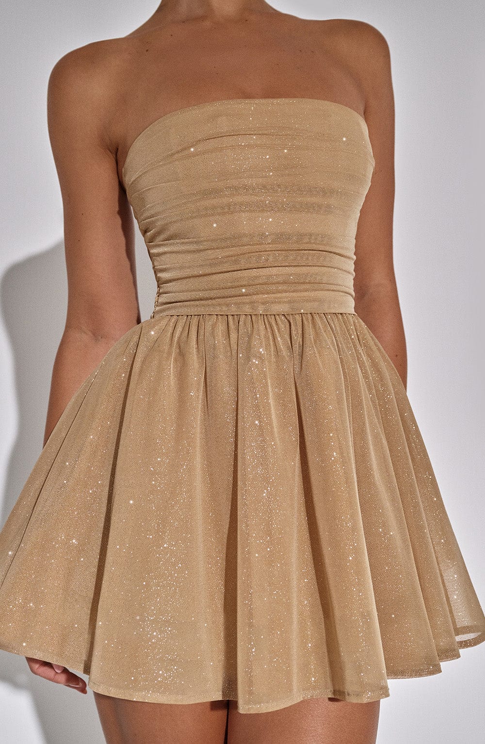 Trendiges goldkleid mit glitzer