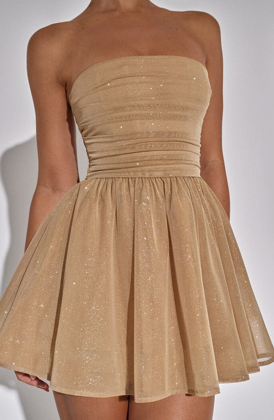 Trendiges goldkleid mit glitzer