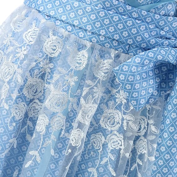 Mit Spitze besticktes Dirndl mit Bandschnürung