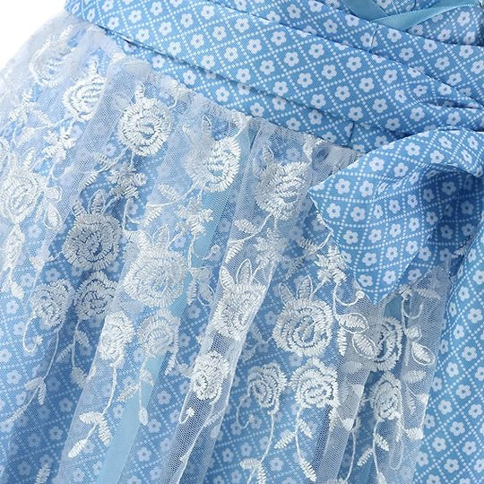 Mit Spitze besticktes Dirndl mit Bandschnürung