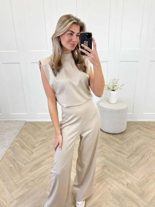 Heidi Mode | Ärmelloser Satin-Overall mit weitem Bein