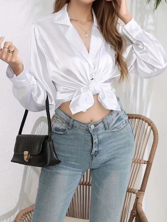 Heidi-Mode | Kurz Geschnittene Satinbluse mit Langen Ärmeln Classic Kragen Bindeband Front