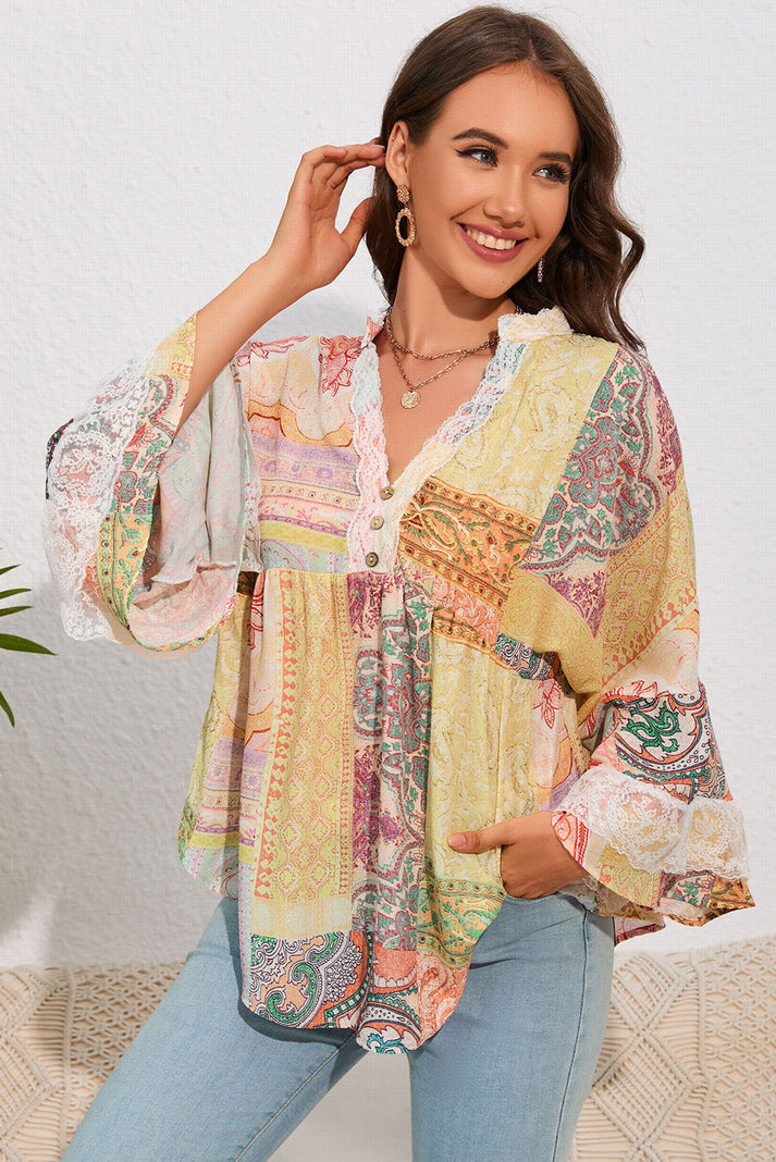 Bunte Boho-Bluse mit Vintage-Muster und Spitze