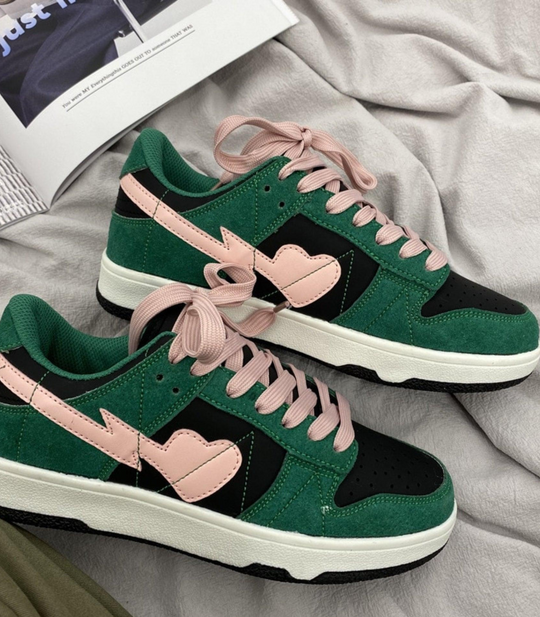 Heidi-Mode - vulkanisierte Schuhe mit Herzdesign