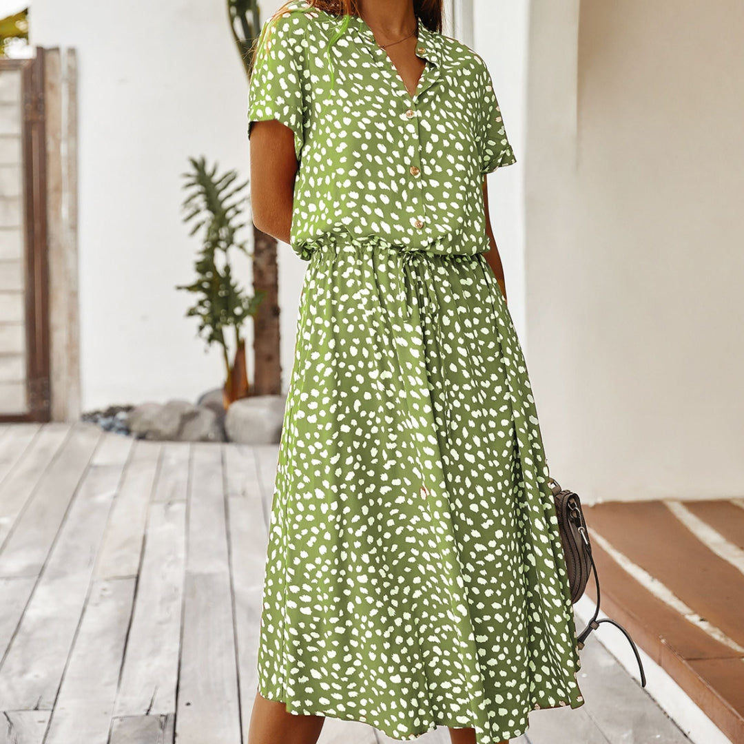 Gepunktetes Hemdblusenkleid mit Bindegürtel an der Taille