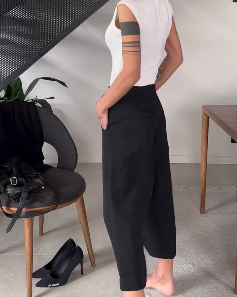 Heidi-Mode | Hochtaillierte Schwarze Hosen mit Querliegender Knopfverschluss