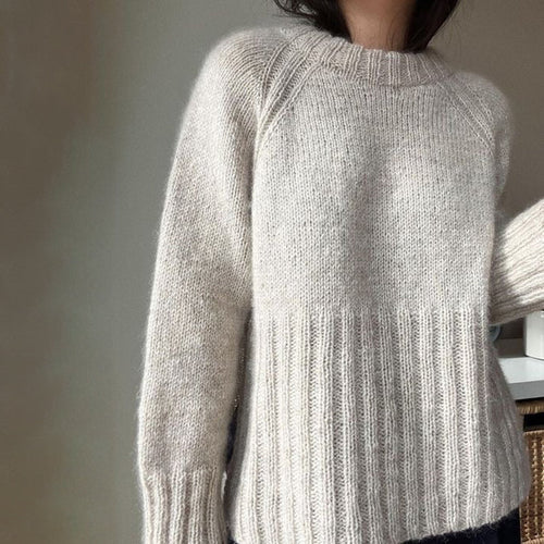 Moderner monochromer Pullover