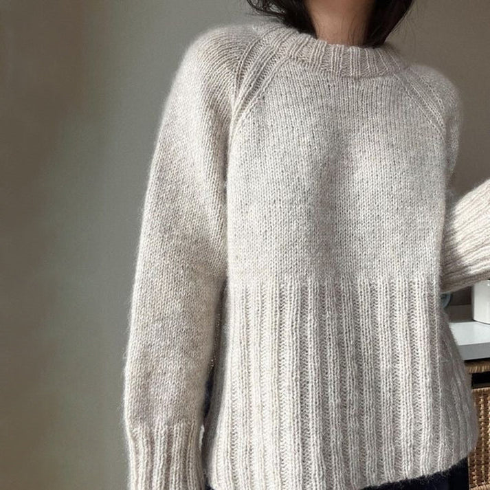 Schlichter und moderner langärmeliger Pullover