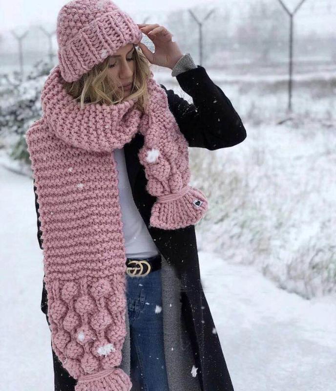 Damen Kuscheliger, handgefertigter Strickschal mit modischem Zopfmuster und extra weitem Design Heidi-Mode