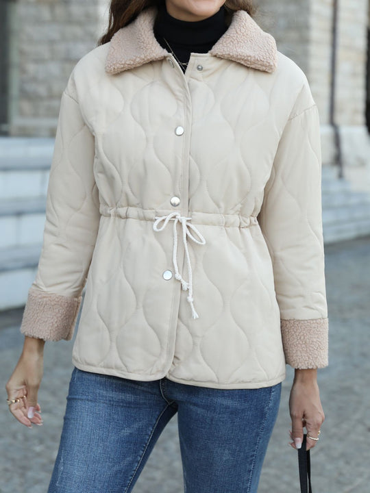 Jacke mit Kragen und Druckknopfverschluss