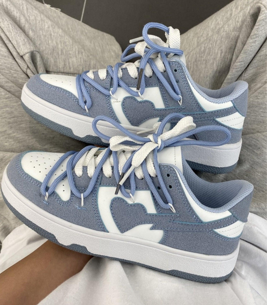 Heidi-Mode - vulkanisierte Schuhe mit Herzdesign