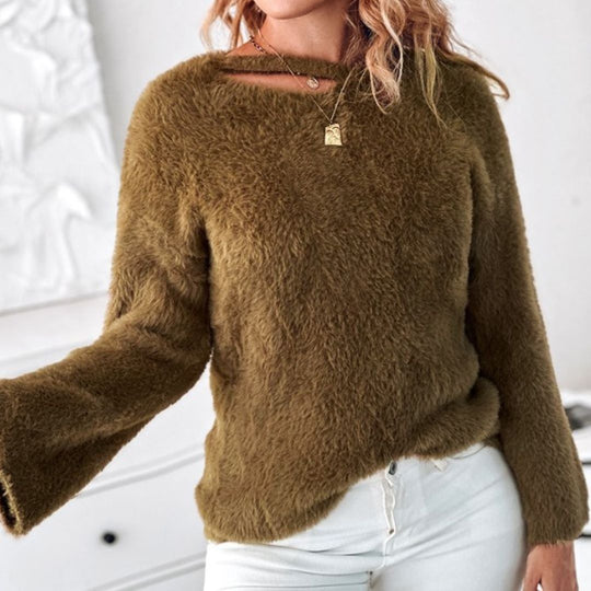 Flauschiger Damen-Strickpullover mit asymmetrischem Ausschnitt