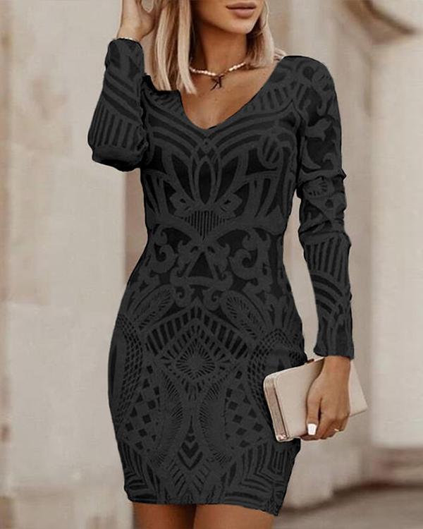 Enganillierte Minikleid mit V-Ausschnitt