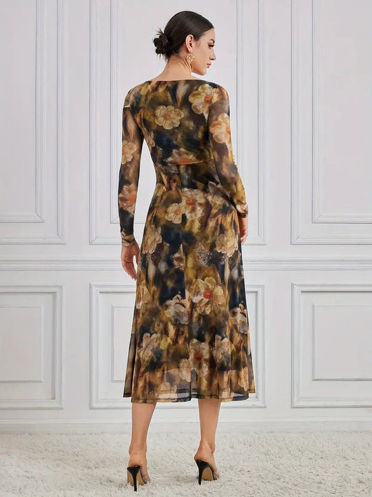 Elegantes, figurbetontes Kleid mit langen Ärmeln und rundem Ausschnitt
