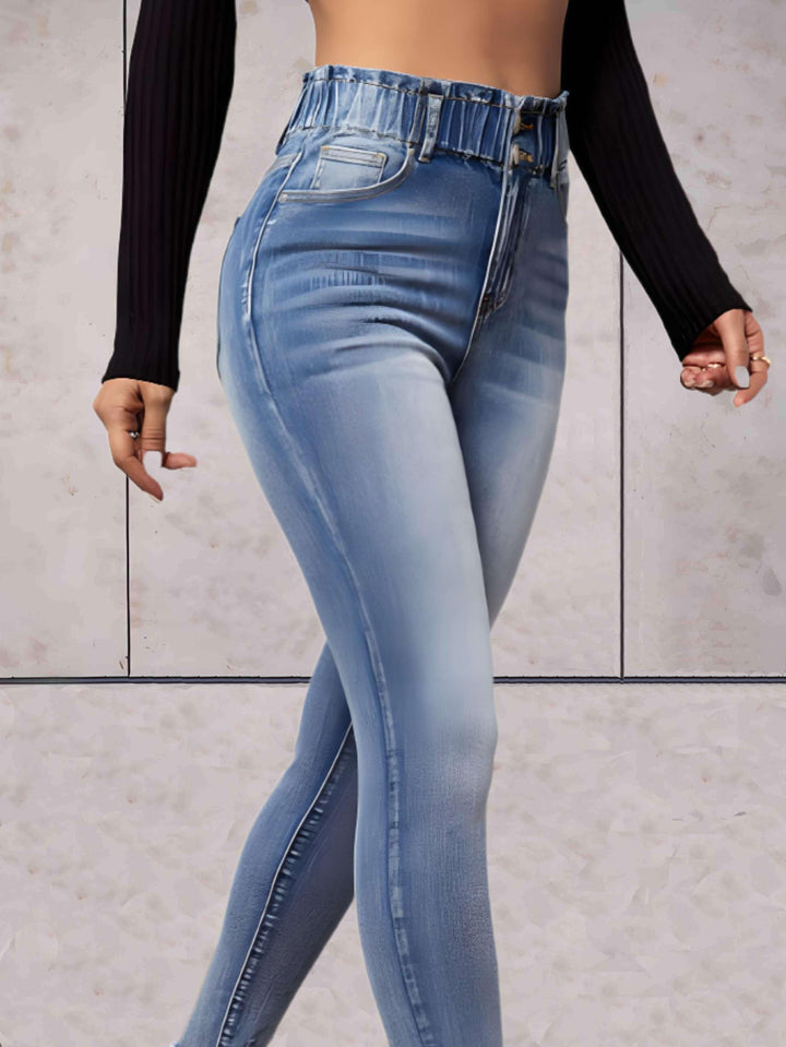 Röhrenjeans mit hoher Taille und Doppelknopf