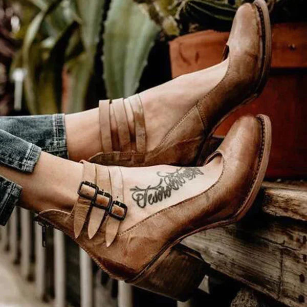 Heidi-Mode | Modische Pumps mit Knöchelriemen
