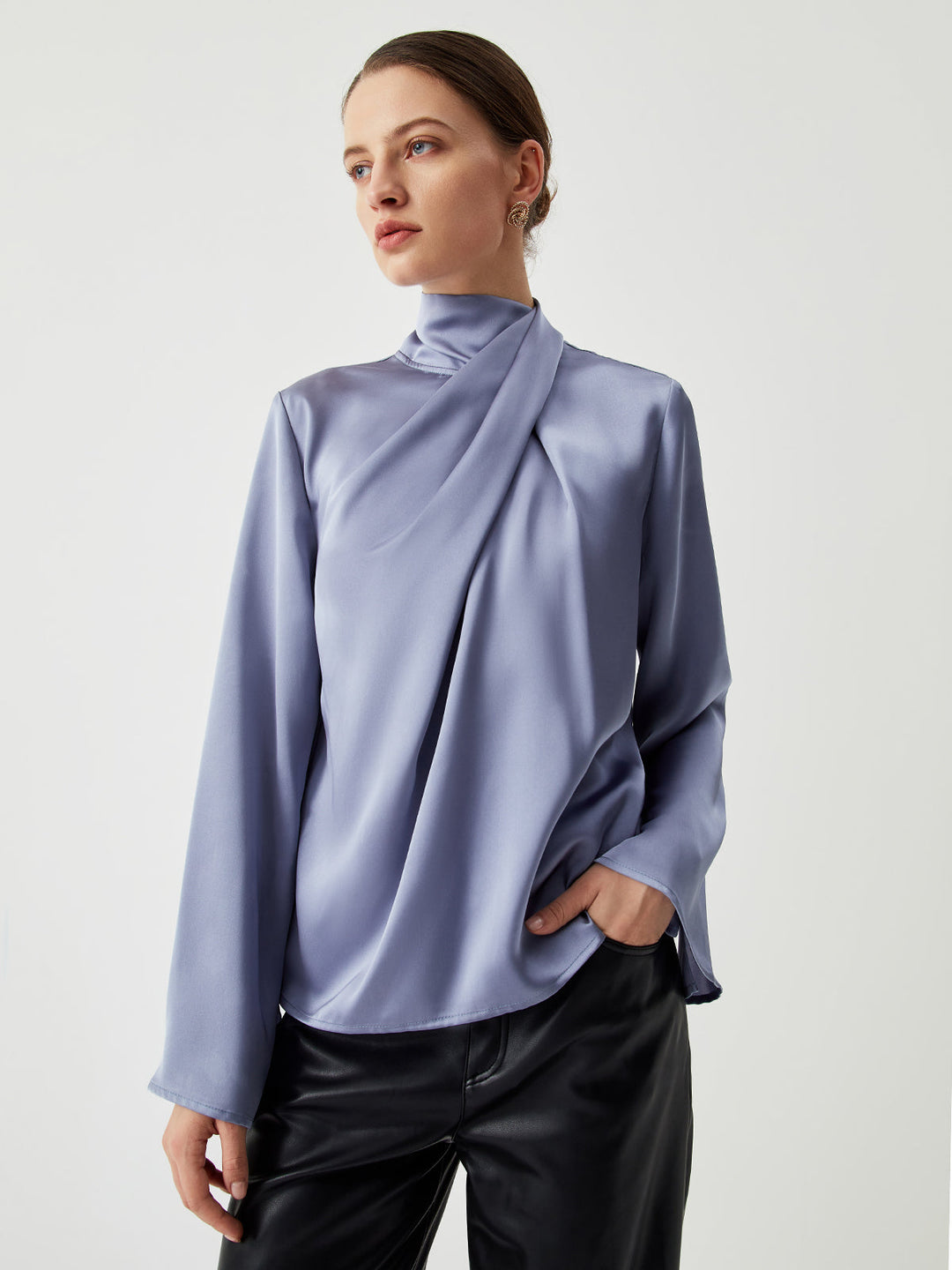 Heidi-Mode | Asymmetrisches Plissiertes Rollkragenshirt aus Satin