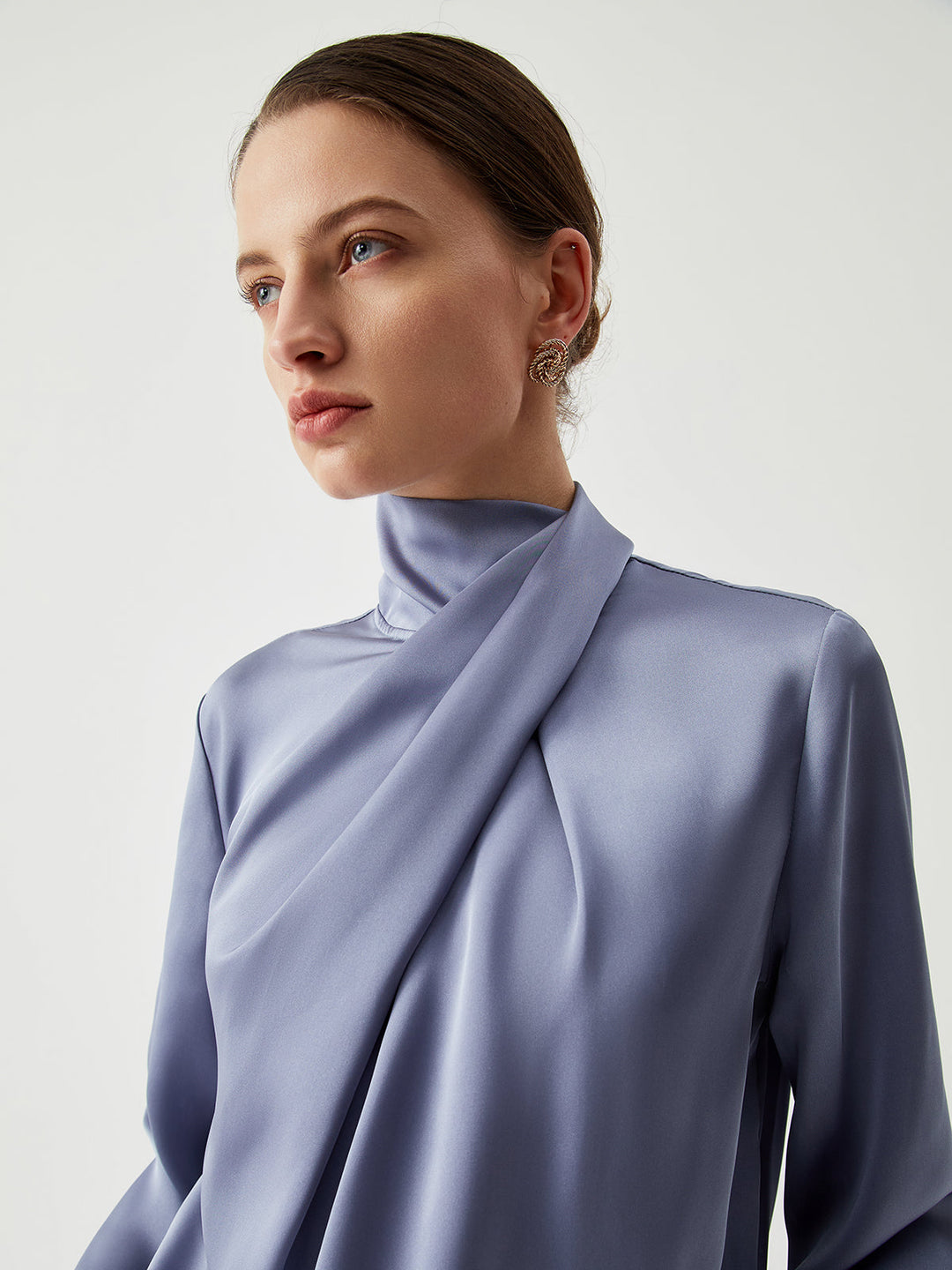 Heidi-Mode | Asymmetrisches Plissiertes Rollkragenshirt aus Satin
