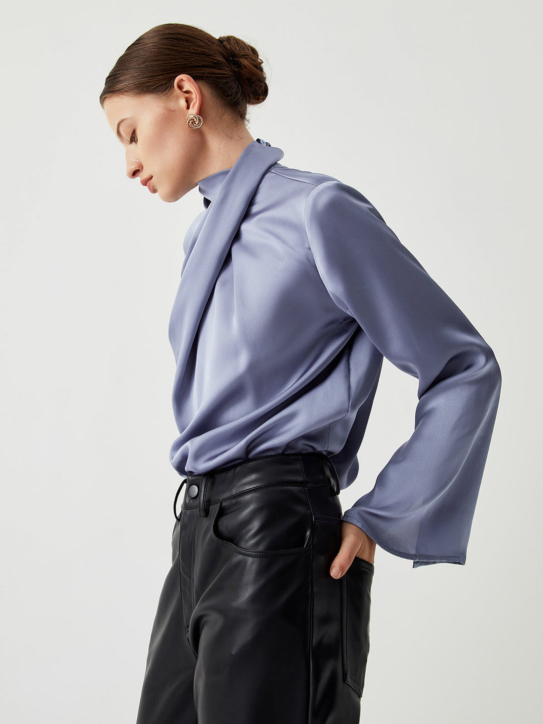 Heidi-Mode | Asymmetrisches Plissiertes Rollkragenshirt aus Satin