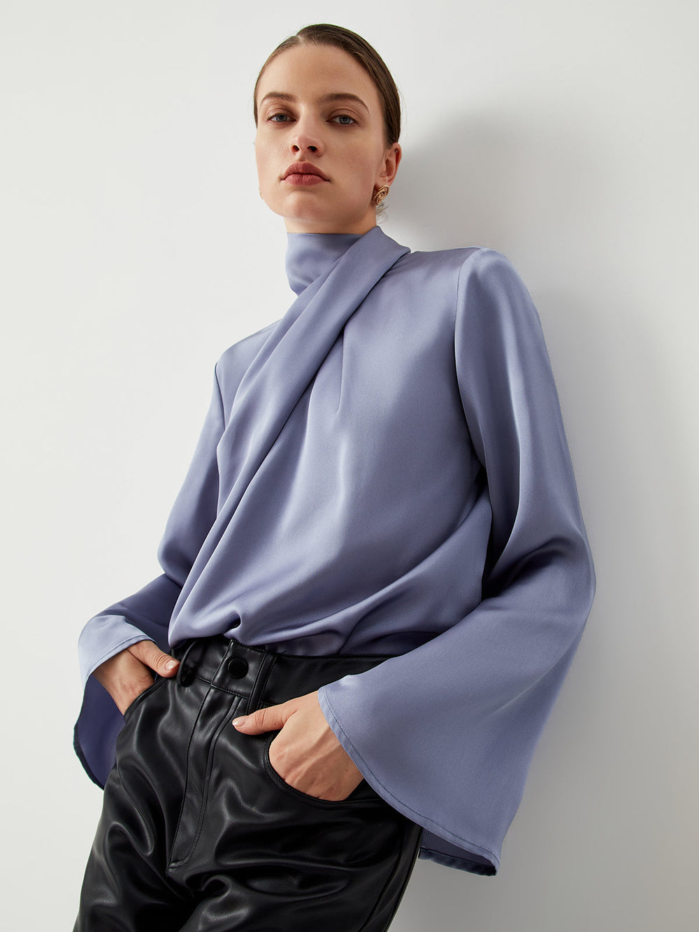 Heidi-Mode | Asymmetrisches Plissiertes Rollkragenshirt aus Satin