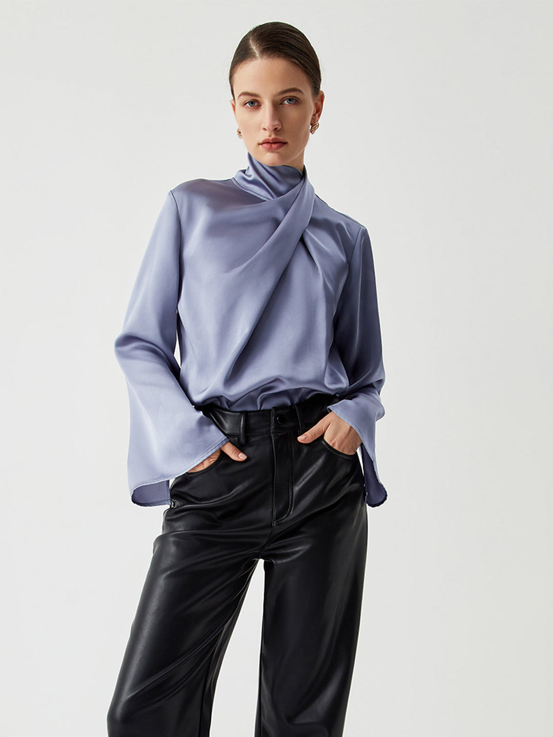 Heidi-Mode | Asymmetrisches Plissiertes Rollkragenshirt aus Satin