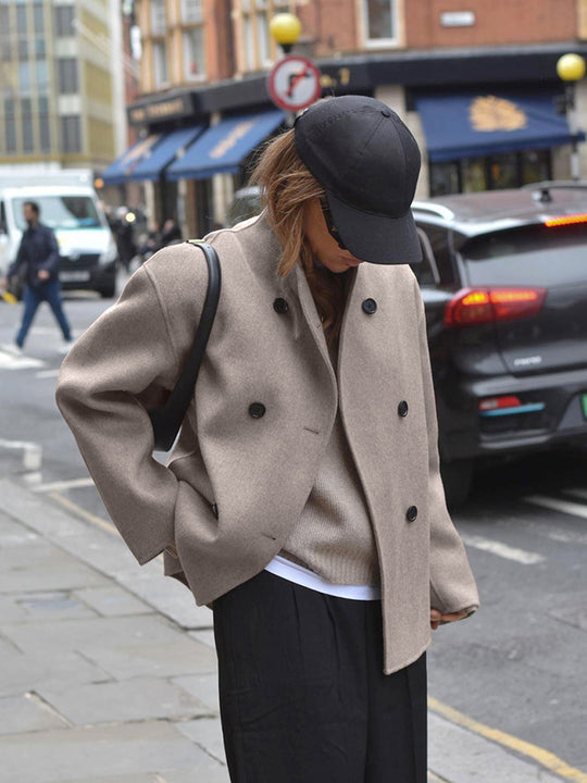 Heidi-Mode | Damenjacke - Beige Kurze Wolljacke mit Stehkragen und Knopfverschluss