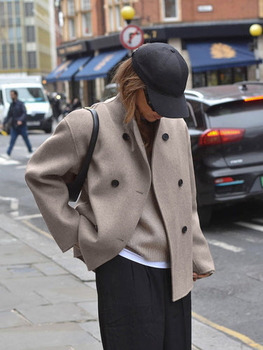 Heidi-Mode | Damenjacke - Beige Kurze Wolljacke mit Stehkragen und Knopfverschluss