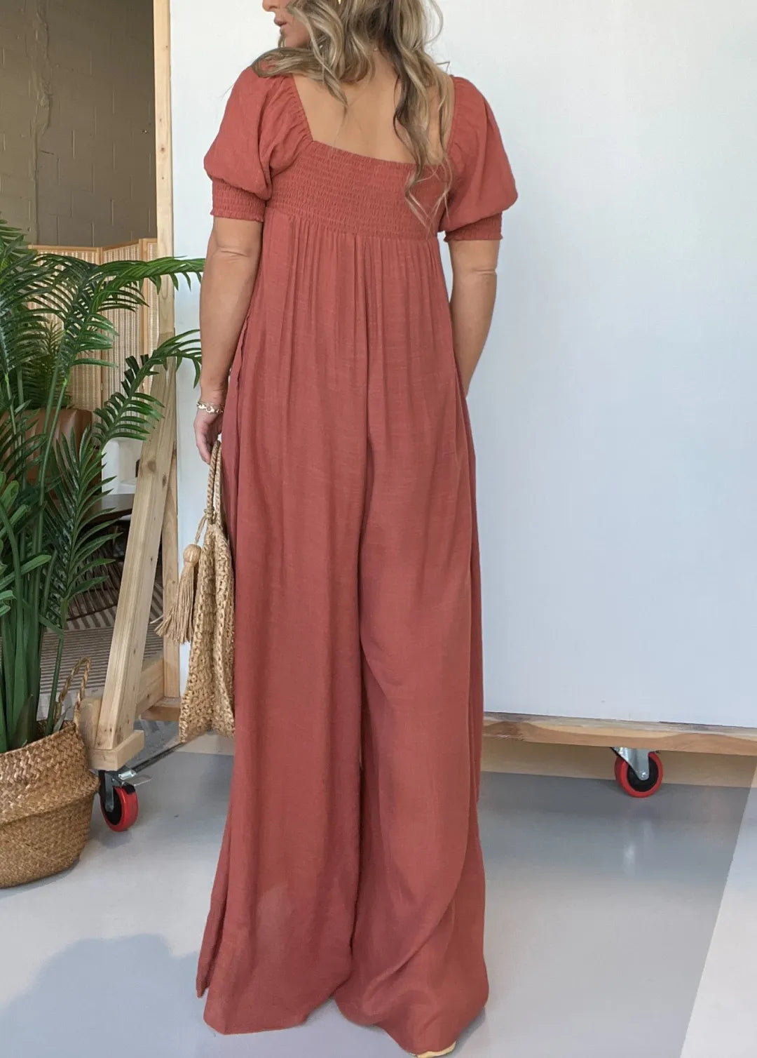 Rostfarbener Jumpsuit mit quadratischem Ausschnitt und gerafftem Oberteil