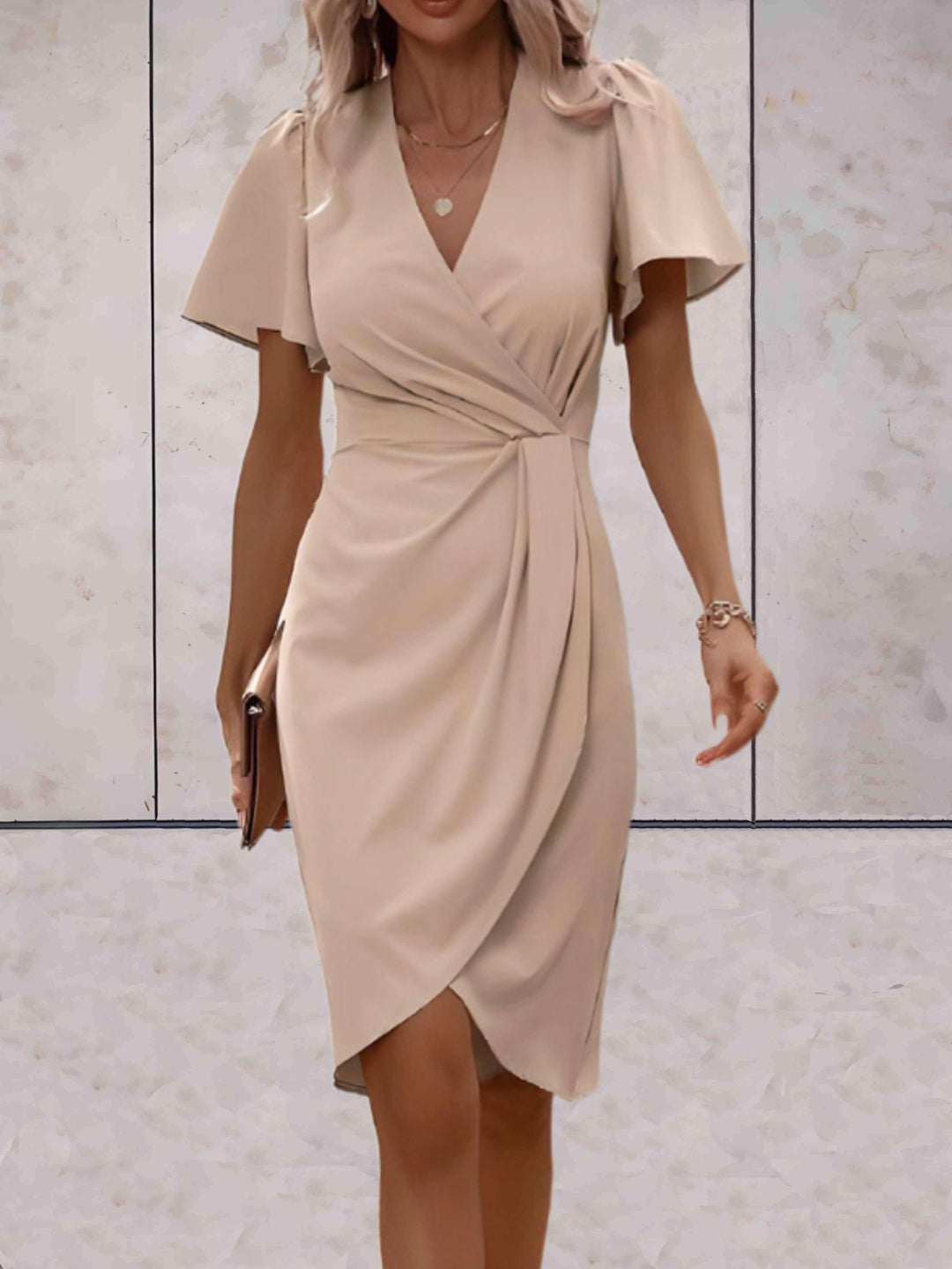 Figurbetontes Damenkleid mit ausgestellten Ärmeln