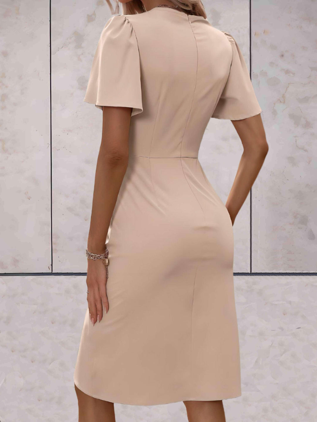 Figurbetontes Damenkleid mit ausgestellten Ärmeln