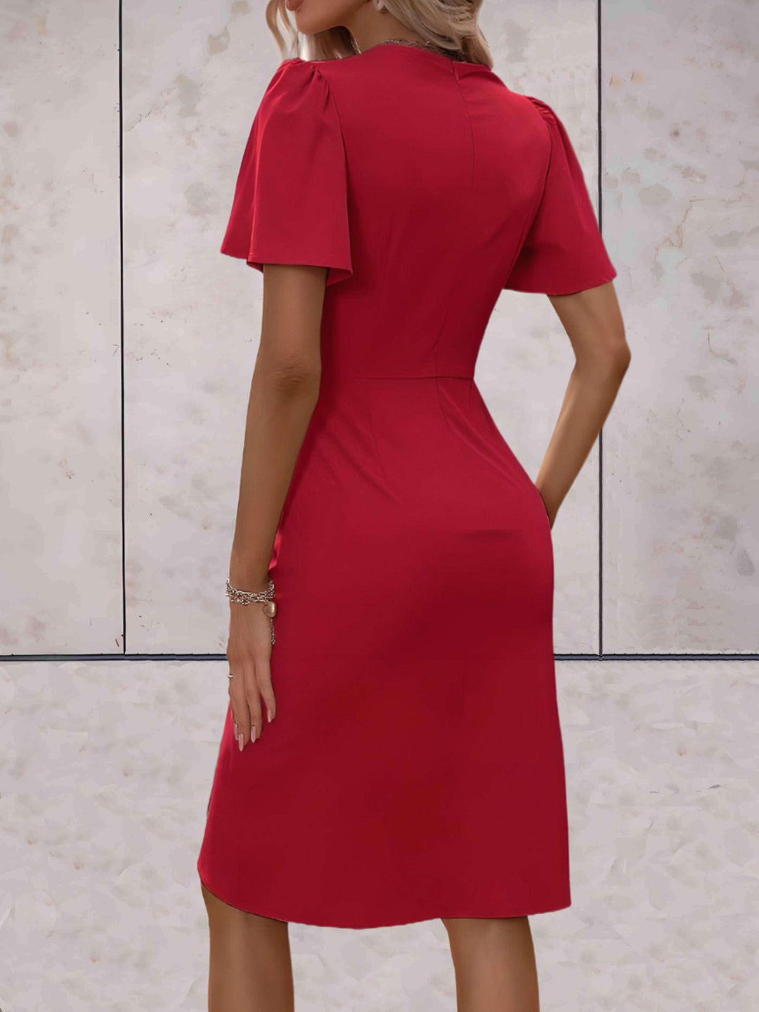 Figurbetontes Damenkleid mit ausgestellten Ärmeln