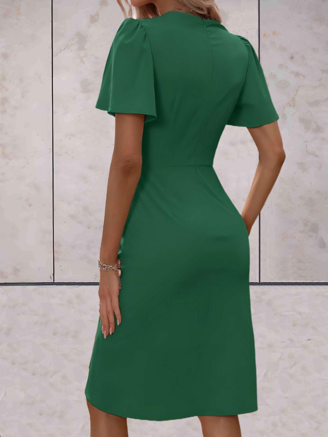 Figurbetontes Damenkleid mit ausgestellten Ärmeln