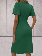 Figurbetontes Damenkleid mit ausgestellten Ärmeln