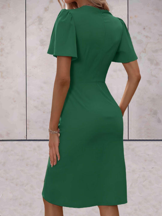 Figurbetontes Damenkleid mit ausgestellten Ärmeln
