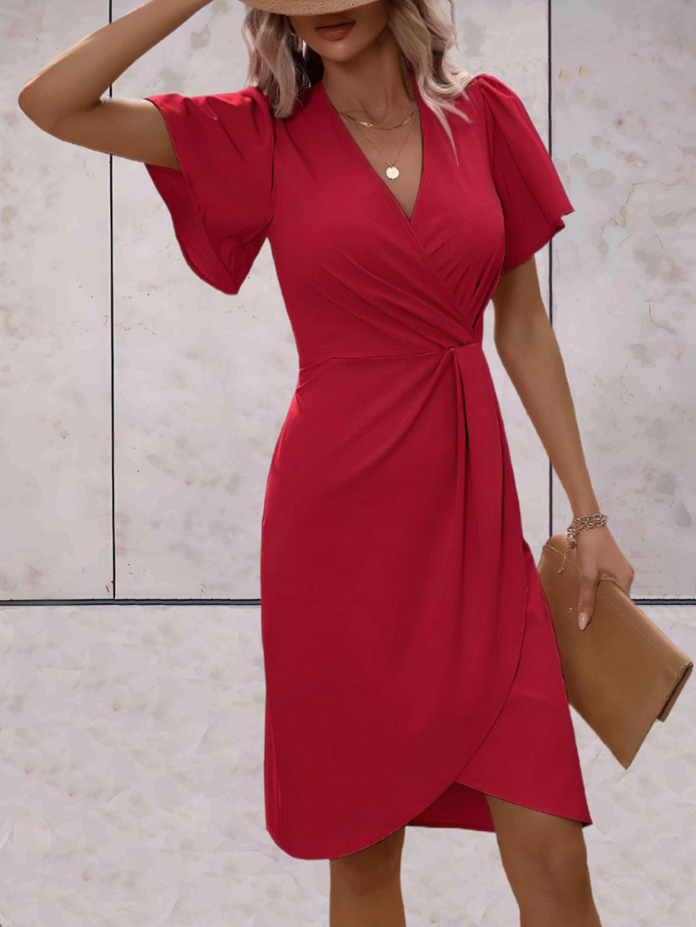 Figurbetontes Damenkleid mit ausgestellten Ärmeln