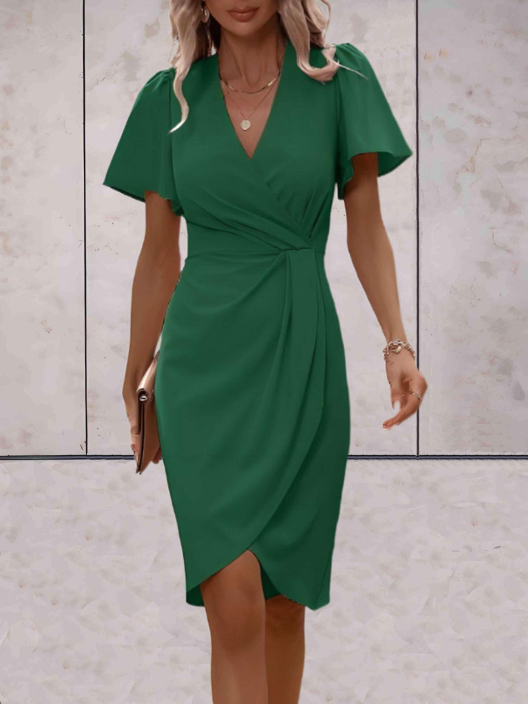 Figurbetontes Damenkleid mit ausgestellten Ärmeln
